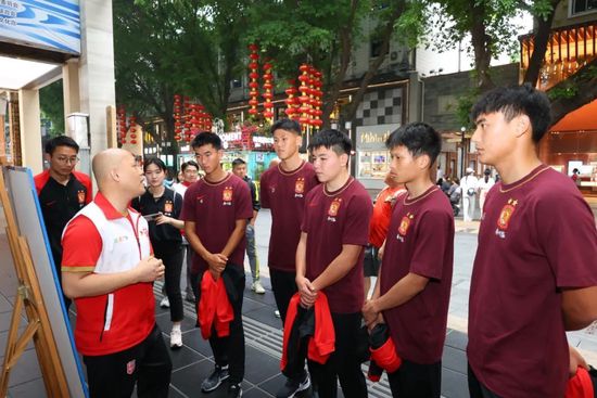 ）　　《双城记》的主题是19世纪的法国年夜革命。